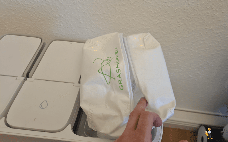 Ein wiederverwendbarer Staubbeutel wird bei einem Saugroboter eingesetzt.